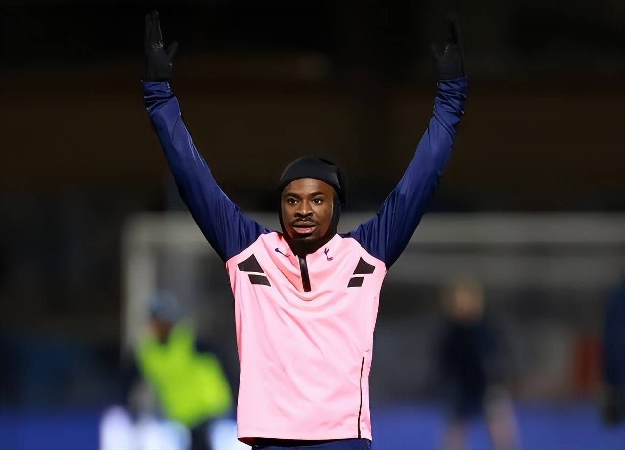 亚泰球迷拉横幅:欢迎莱昂纳多回家球员面对旧主的简单介绍 第2张 亚泰球迷拉横幅:欢迎莱昂纳多回家球员面对旧主的简单介绍 第2张