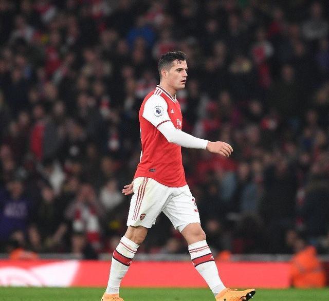 纽卡斯尔球迷不满伊萨克闹离队在球场外拉横幅进行攻击的简单介绍  第2张