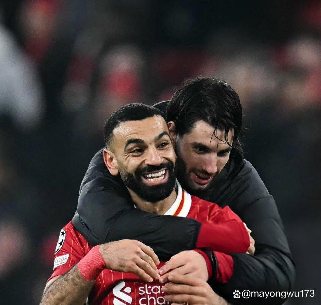 努涅斯与家人一起庆祝夺冠球员今夏或离队的简单介绍  第1张