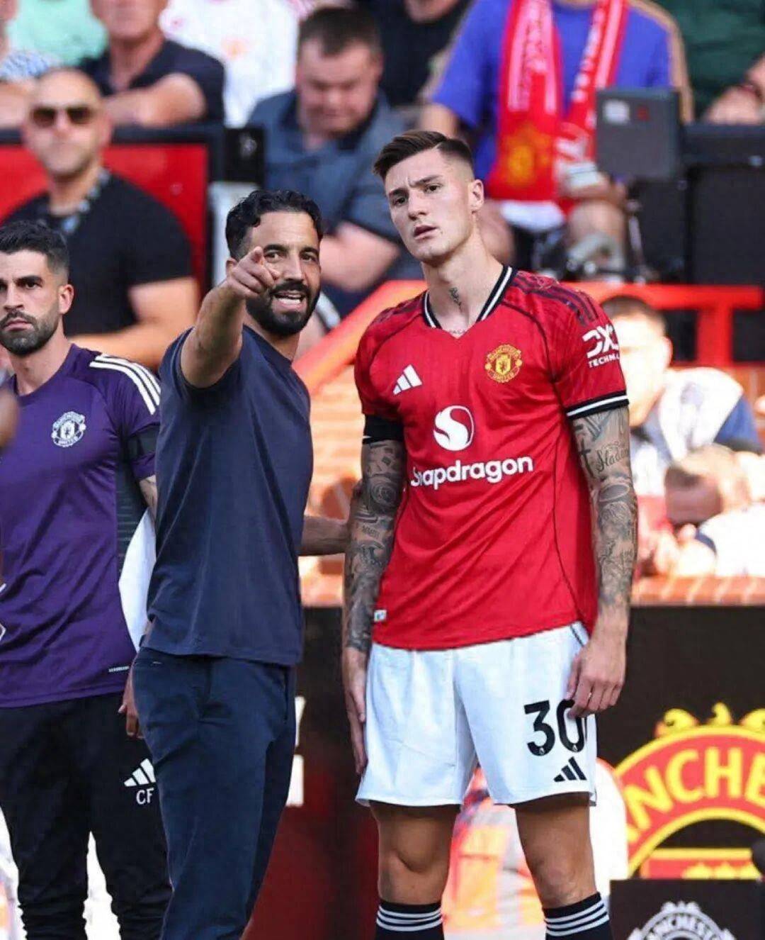 关于曼联新援亮相老特拉福德谢什科领衔点燃球迷热情的信息 第1张 关于曼联新援亮相老特拉福德谢什科领衔点燃球迷热情的信息 第1张