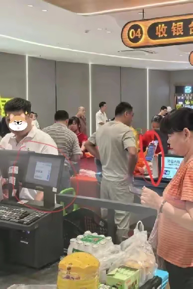 张稀哲在国安商店当收银员为顾客结账的简单介绍 第2张 张稀哲在国安商店当收银员为顾客结账的简单介绍 第2张