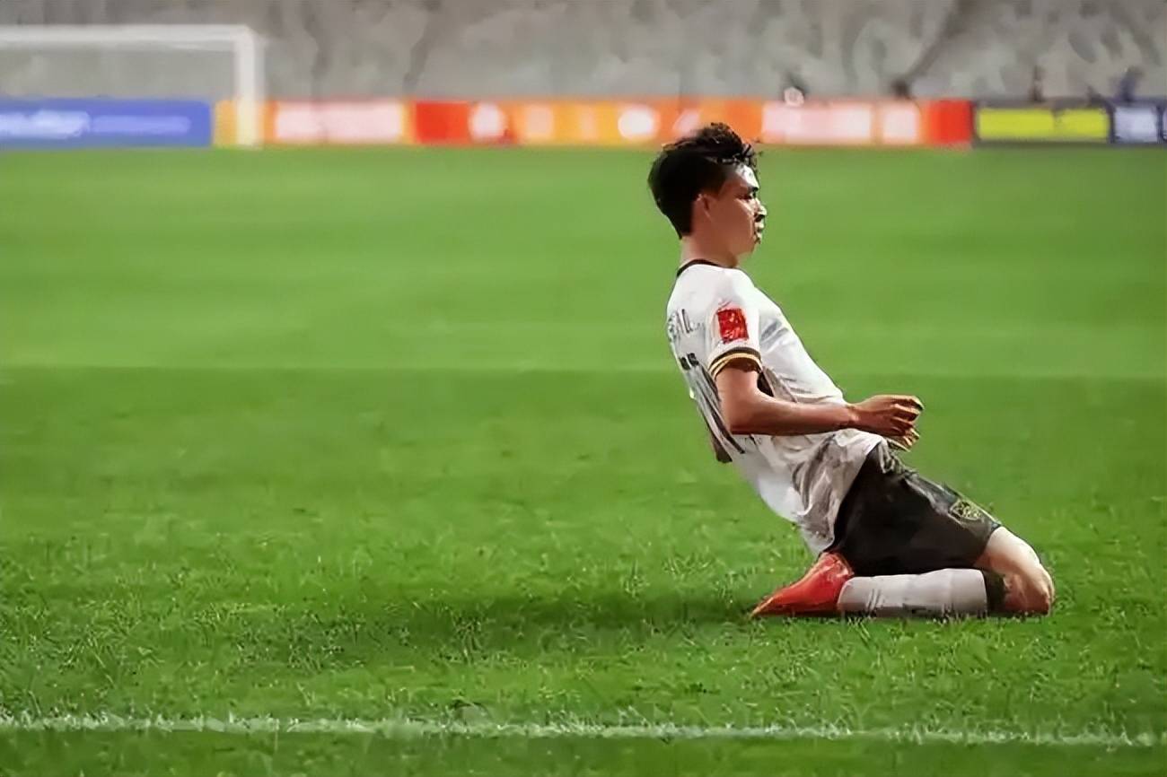 博主：王钰栋绝对被高估了中场存在感极低的简单介绍