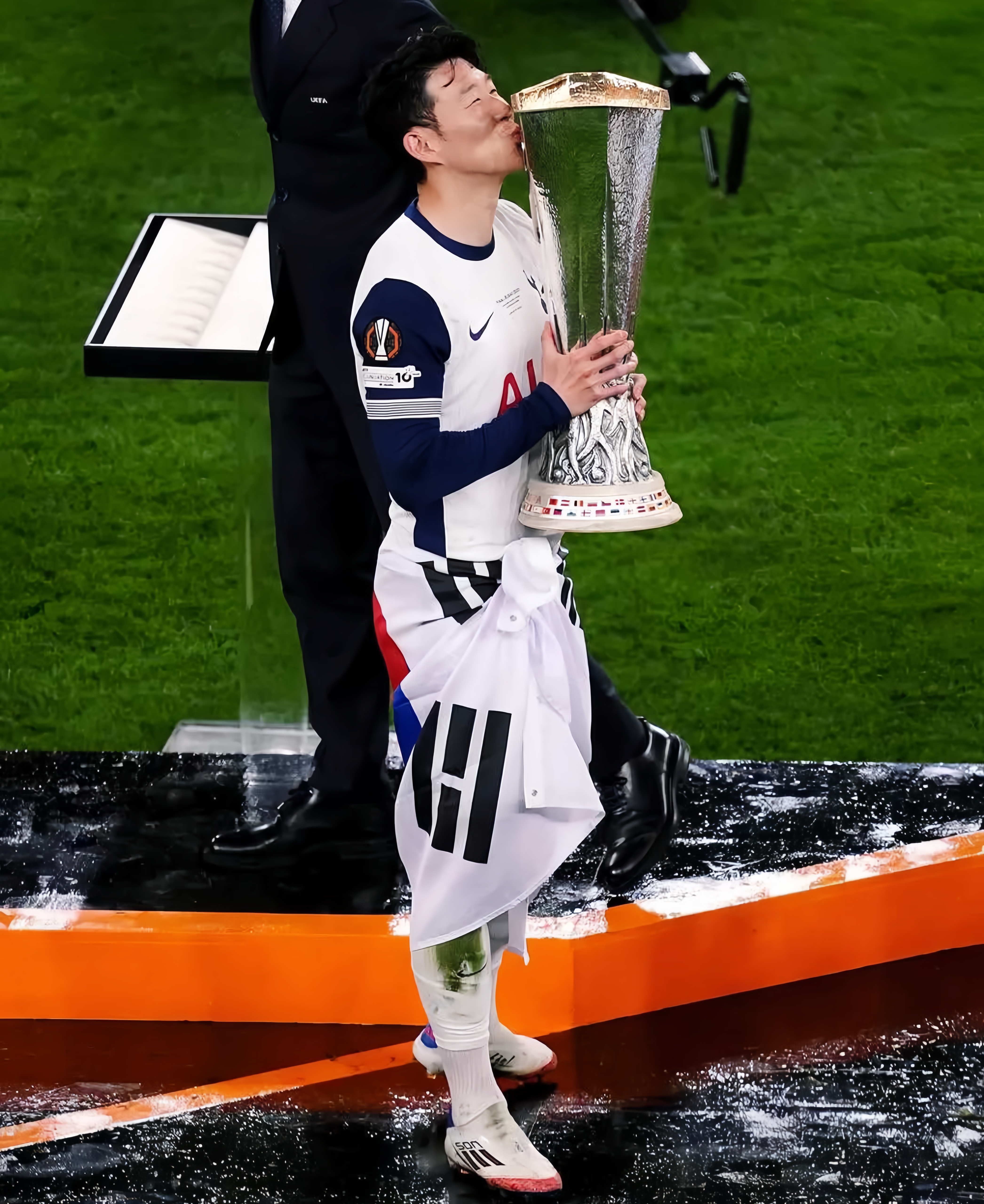 孙兴慜赛后不想佩戴热刺队长袖标深陷转会流言的简单介绍  第1张