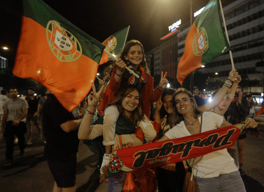 包含葡萄牙球员在大巴上唱歌庆祝夺冠与球迷互动的词条 第1张 包含葡萄牙球员在大巴上唱歌庆祝夺冠与球迷互动的词条 第1张