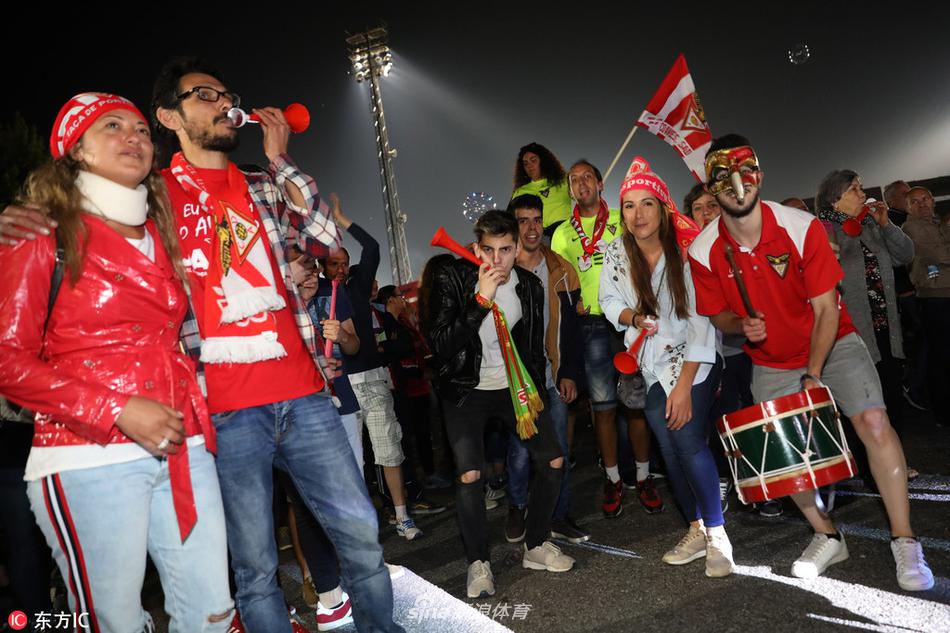 包含葡萄牙球员在大巴上唱歌庆祝夺冠与球迷互动的词条 第2张 包含葡萄牙球员在大巴上唱歌庆祝夺冠与球迷互动的词条 第2张